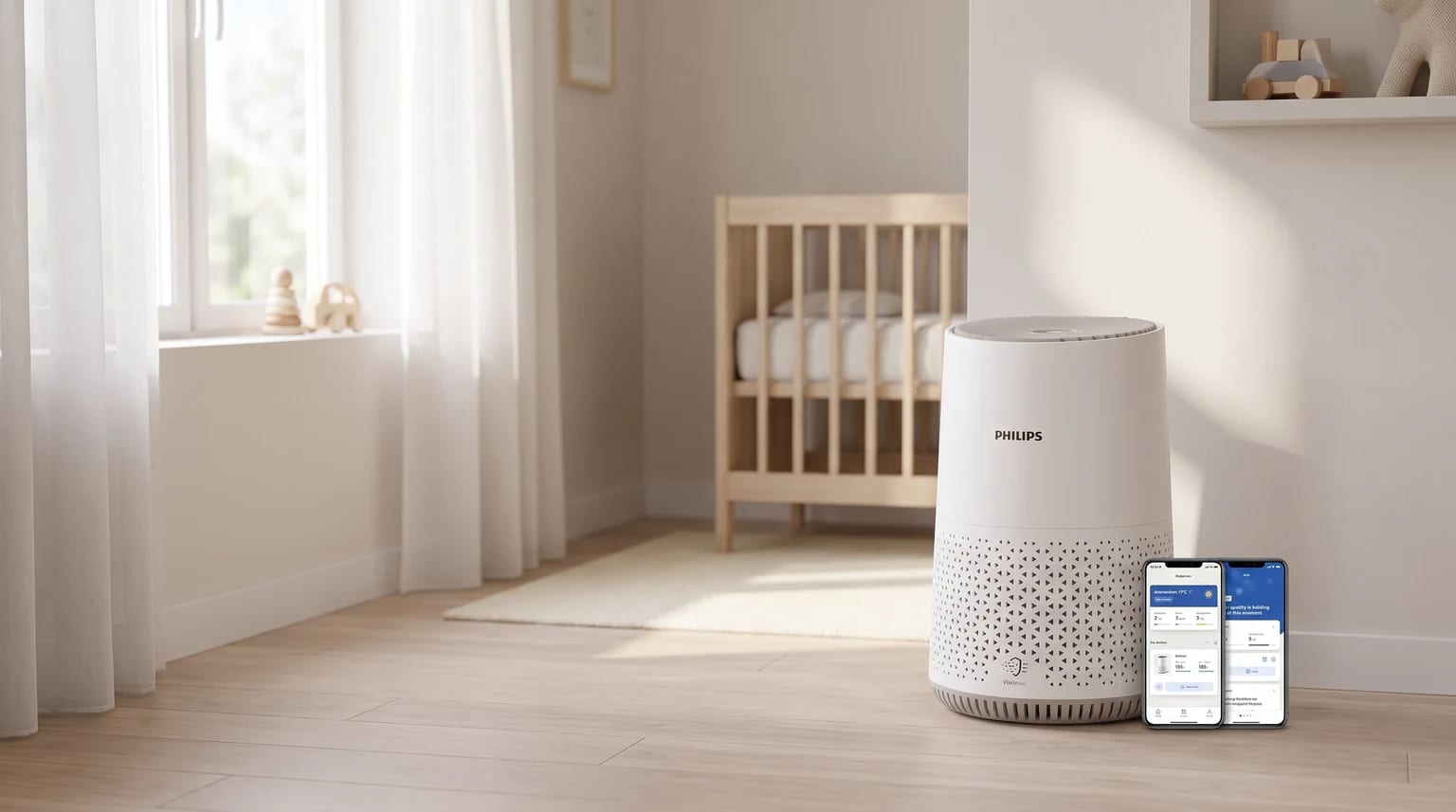 Purificador de aire blanco de Philips en el suelo de madera de una habitación de bebé. A su lado, dos móviles muestran la app de control, con una cuna al fondo.