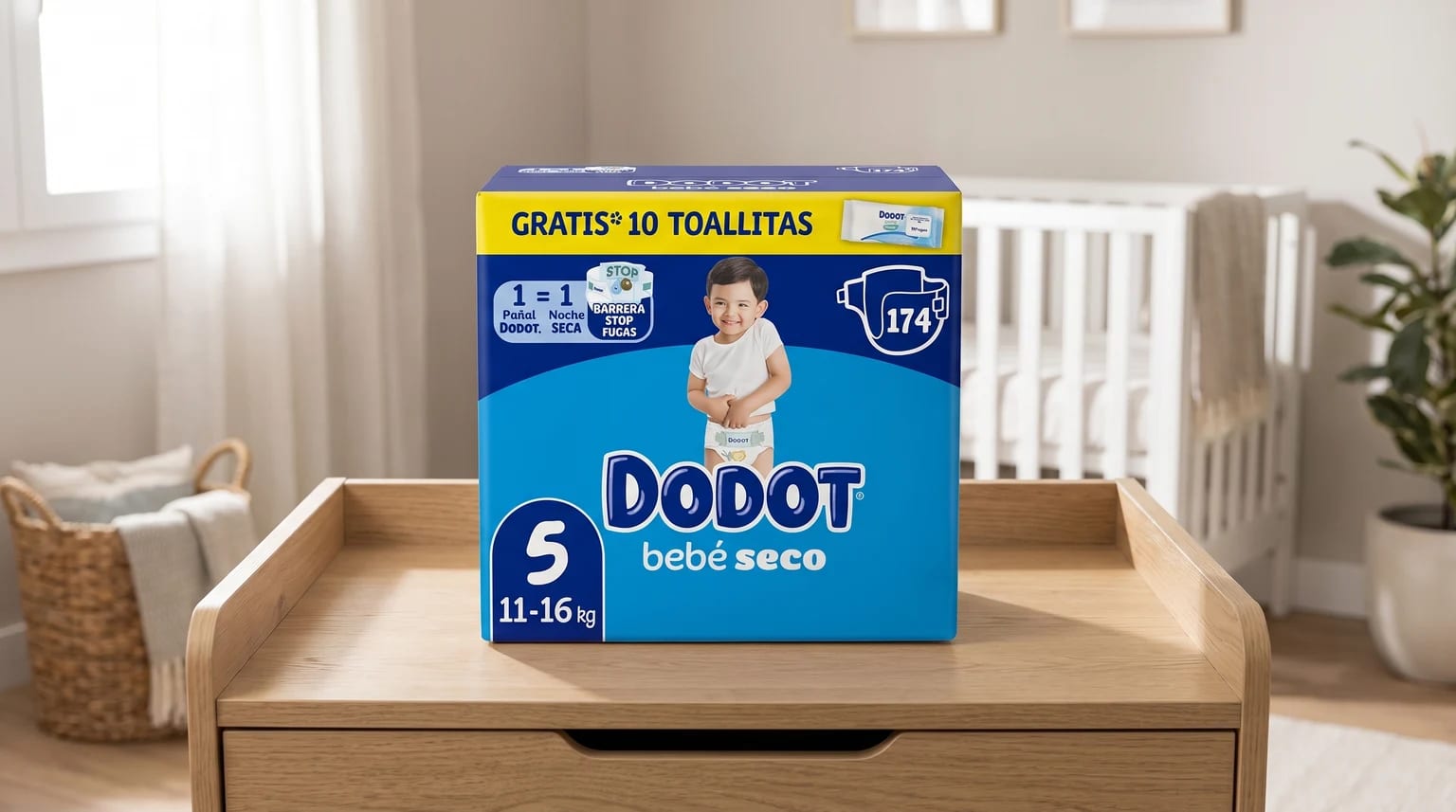 Caja de pañales Dodot Bebé-Seco sobre un cambiador de madera en la habitación de un bebé, con una cuna al fondo.